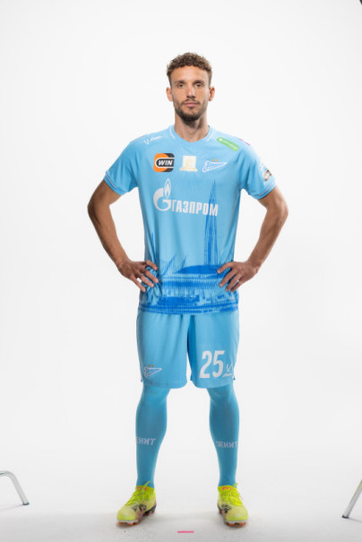 Защитник ФК «Зенит» Страхиня Эракович