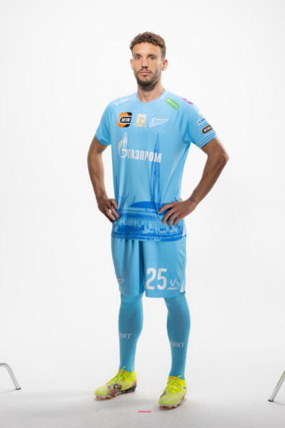 Защитник ФК «Зенит» Страхиня Эракович