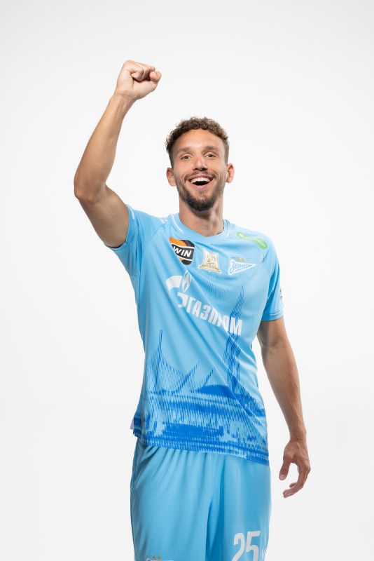 Защитник ФК «Зенит» Страхиня Эракович