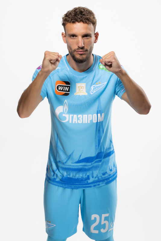 Защитник ФК «Зенит» Страхиня Эракович