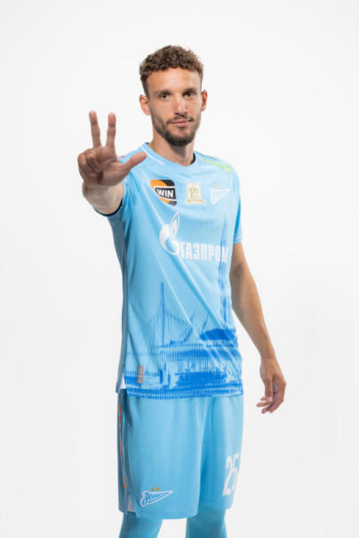 Защитник ФК «Зенит» Страхиня Эракович