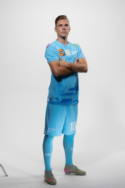 Фотосессия полузащитника ФК «Зенит» Максима Глушенкова