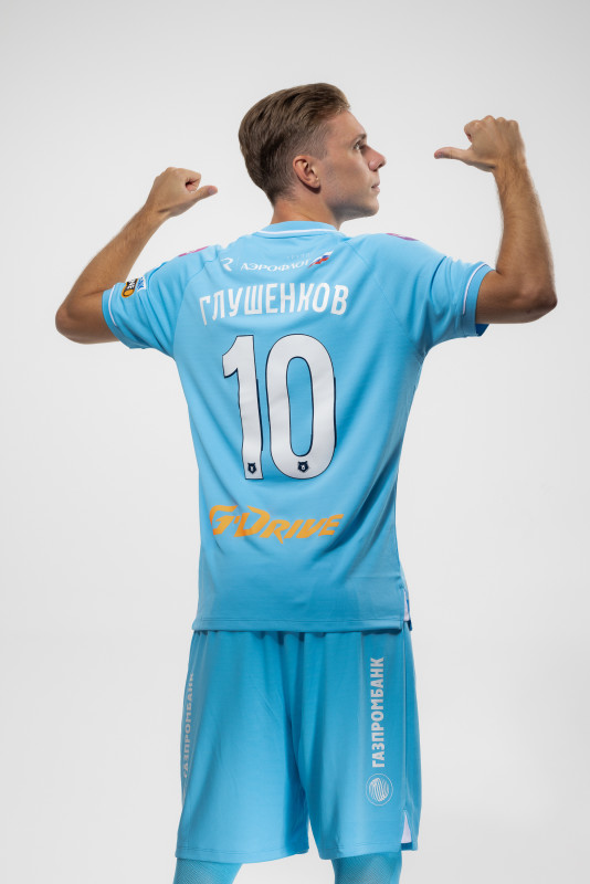 Фотосессия полузащитника ФК «Зенит» Максима Глушенкова