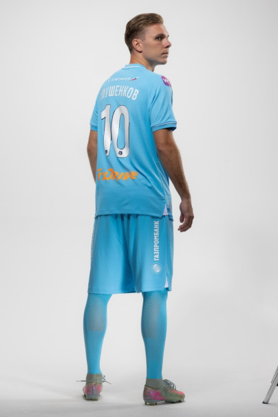 Фотосессия полузащитника ФК «Зенит» Максима Глушенкова