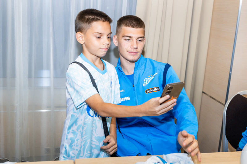 Автограф-сессия для детей из школ «Зенит-Чемпионика» в Краснодаре