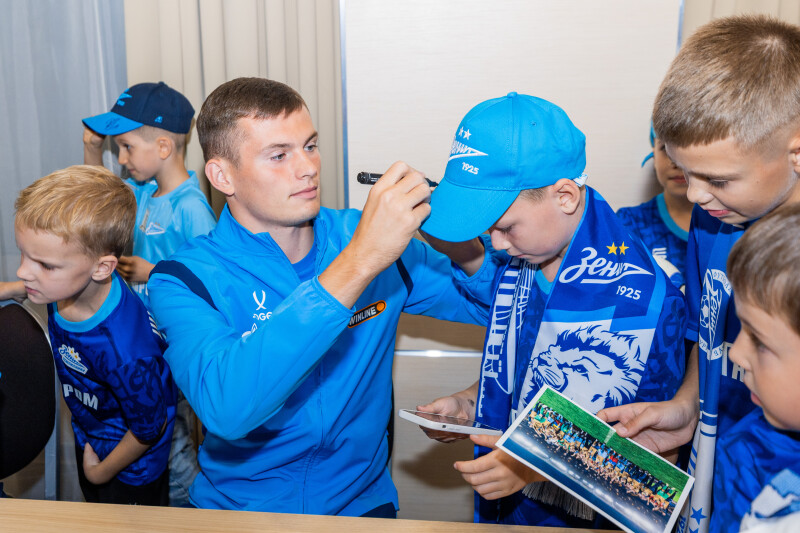 Автограф-сессия для детей из школ «Зенит-Чемпионика» в Краснодаре