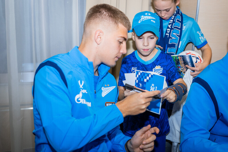 Автограф-сессия для детей из школ «Зенит-Чемпионика» в Краснодаре