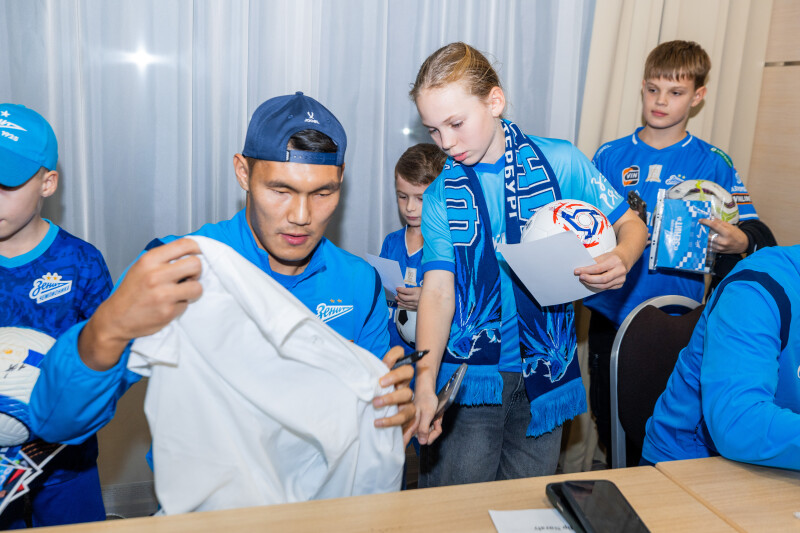Автограф-сессия для детей из школ «Зенит-Чемпионика» в Краснодаре