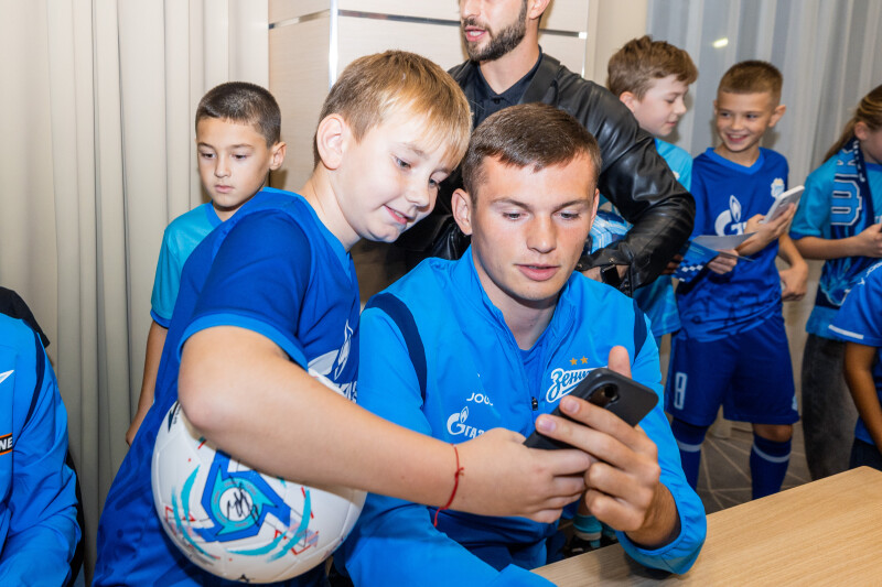 Автограф-сессия для детей из школ «Зенит-Чемпионика» в Краснодаре