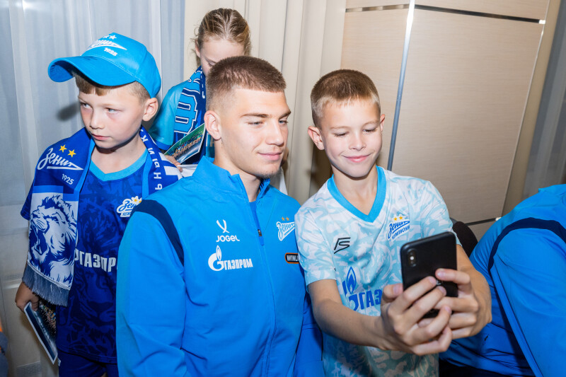 Автограф-сессия для детей из школ «Зенит-Чемпионика» в Краснодаре