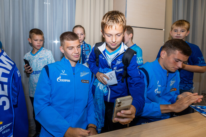 Автограф-сессия для детей из школ «Зенит-Чемпионика» в Краснодаре
