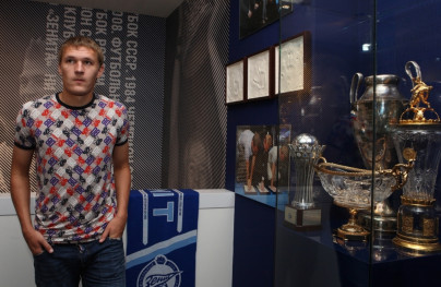 Новый игрок футбольного клуба «Зенит» Александр Бухаров в магазине фирменной торговли «Зенит-Арена».