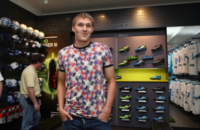 Новый игрок футбольного клуба «Зенит» Александр Бухаров в магазине фирменной торговли «Зенит-Арена».