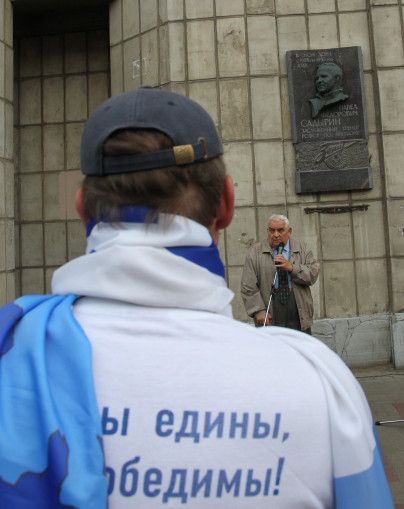 Возложение цветов к мемориальной доске на доме П.Ф.Садырина на Московском проспекте