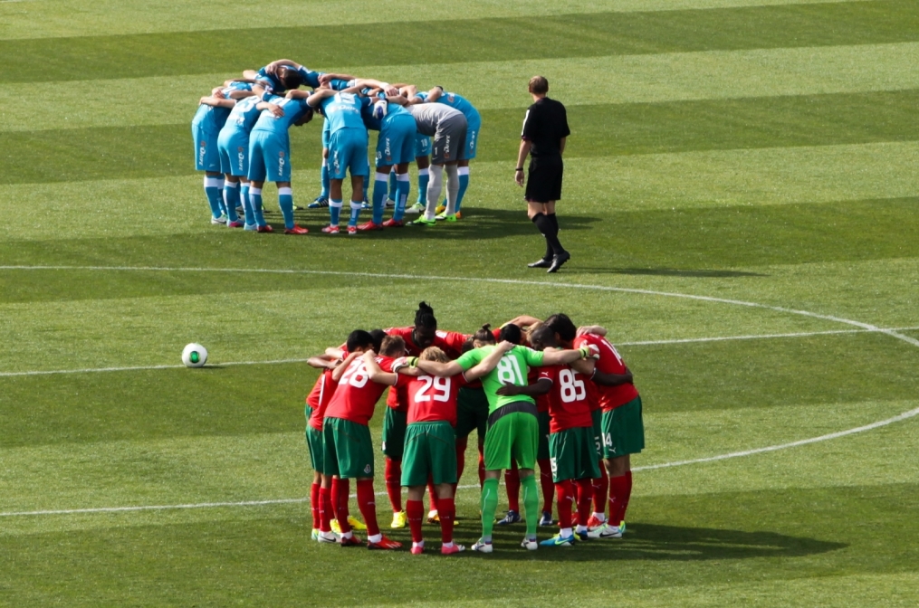 Ритуальный круг в начале матча Зенит — Локомотив.