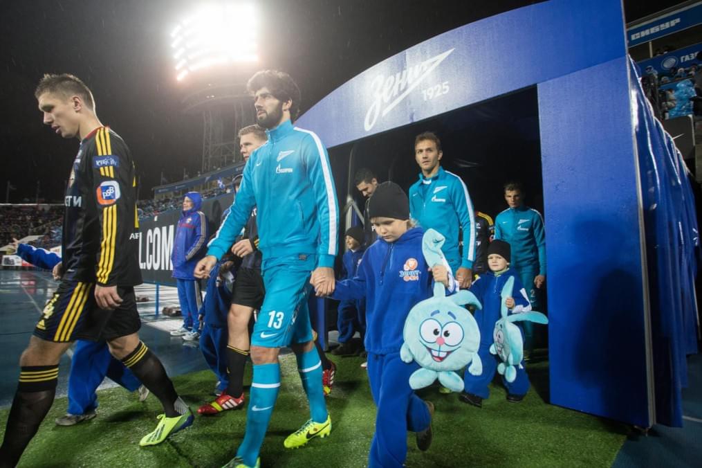 Юные болельщики из группы поддержки «Зенит-фан».