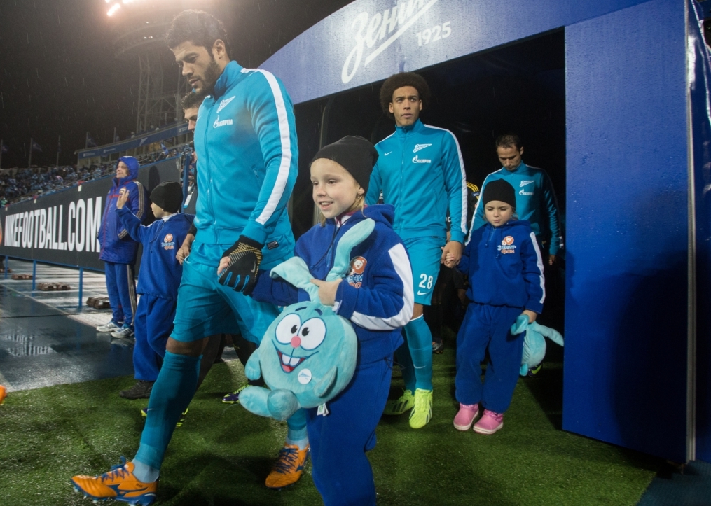 Юные болельщики из группы поддержки «Зенит-фан».