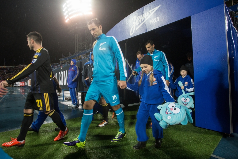 Юные болельщики из группы поддержки «Зенит-фан».