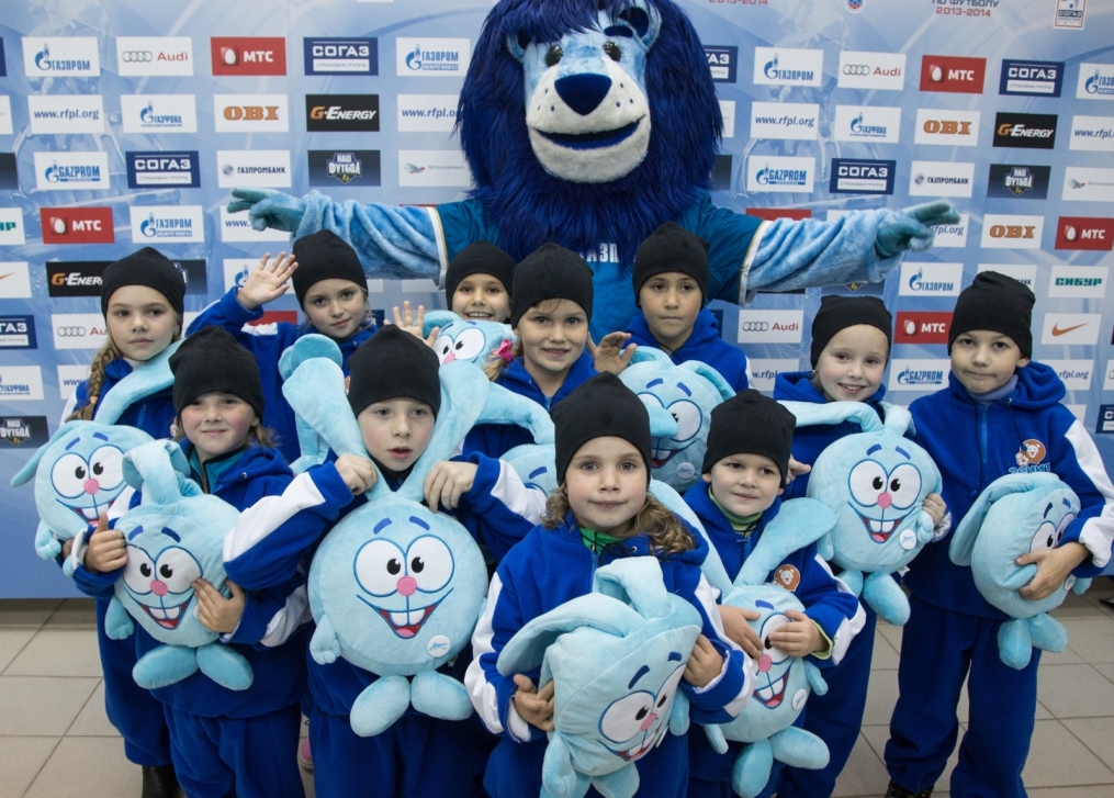 Юные болельщики из группы поддержки «Зенит-фан».