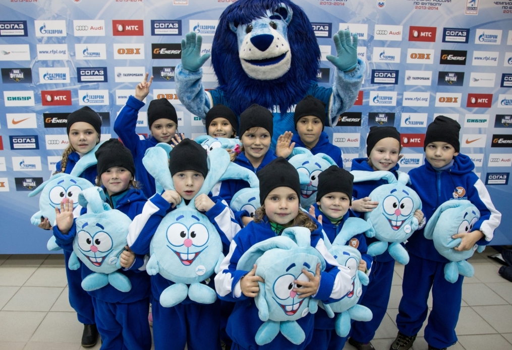 Юные болельщики из группы поддержки «Зенит-фан».