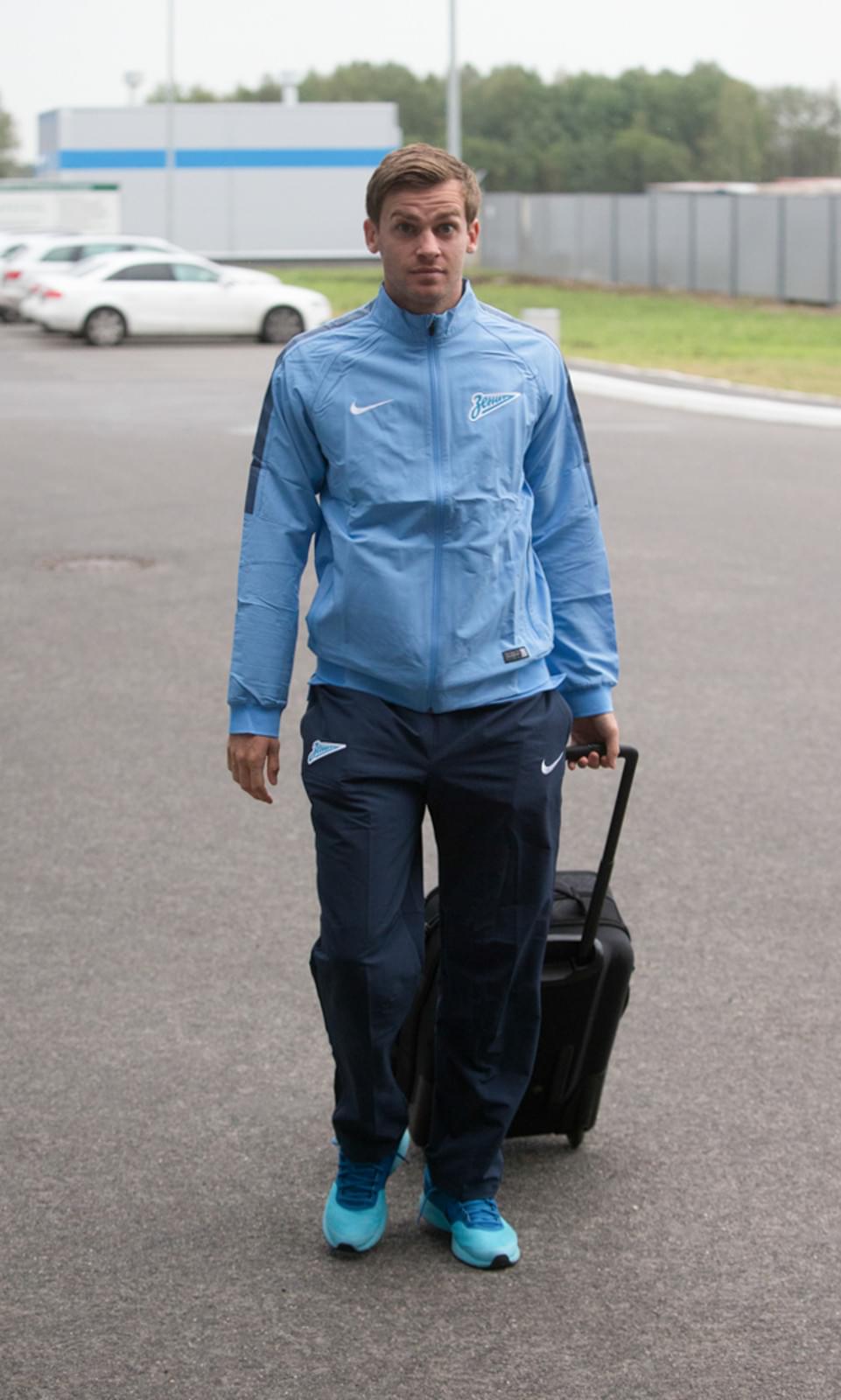 Сине-бело-голубые по дороге в Бельгию: фоторепортаж из «Пулково»