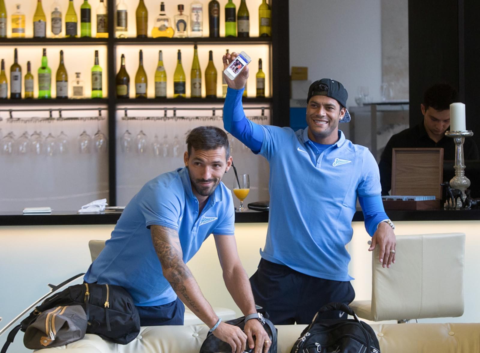 Сине-бело-голубые по дороге в Бельгию: фоторепортаж из «Пулково»