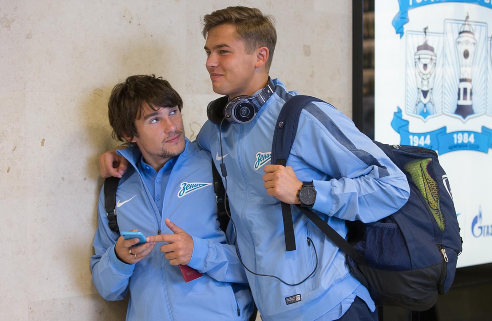 Сине-бело-голубые по дороге в Бельгию: фоторепортаж из «Пулково»