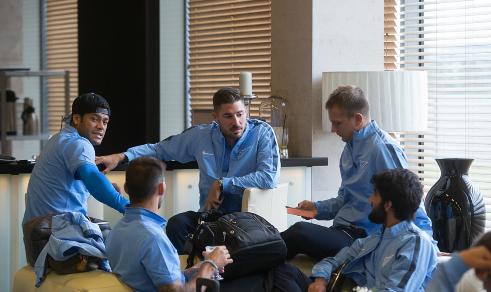 Сине-бело-голубые по дороге в Бельгию: фоторепортаж из «Пулково»