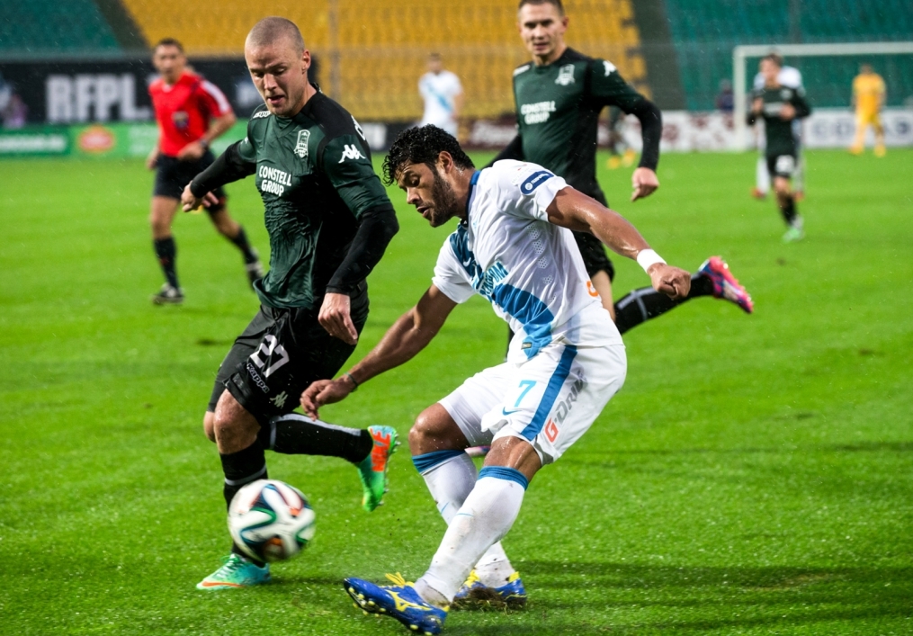 футболисты в форме Краснодара и Зенита в борьбе за мяч