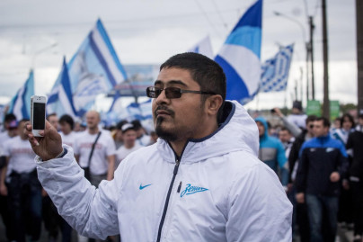 Шествие болельщиков ФК «Зенит» от Стрелки Васильевского острова до стадиона «Петровский» перед  матчем «Уфа» — «Зенит»