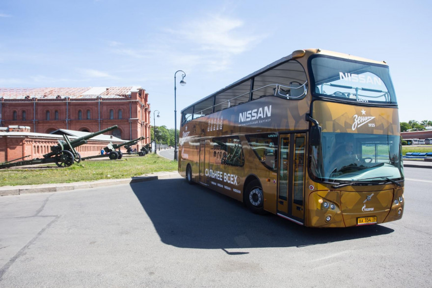 Чемпионский автобус «Зенита» на фоне города