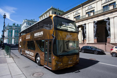 Чемпионский автобус «Зенита» на фоне города