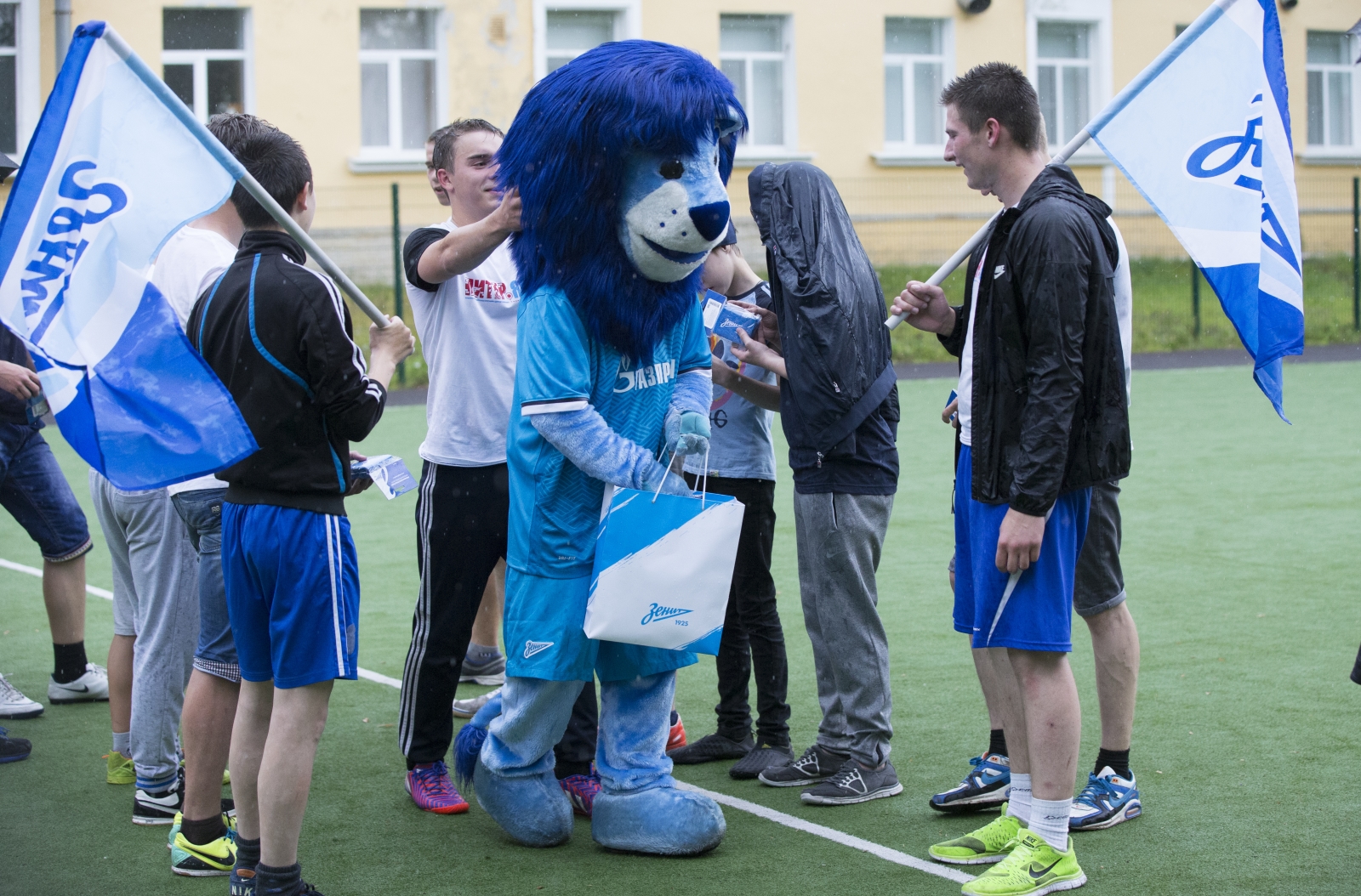 Голубой Лев посетил детский лагерь в Ольгино