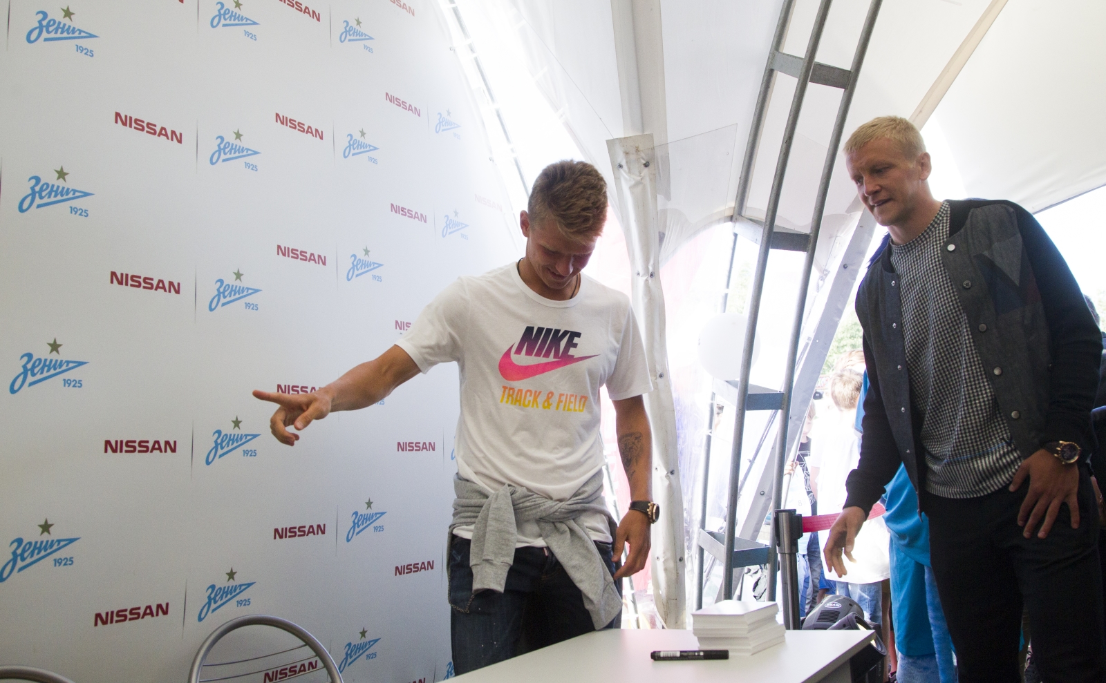 Автограф-сессия Игоря Смольникова, и Олега Шатова