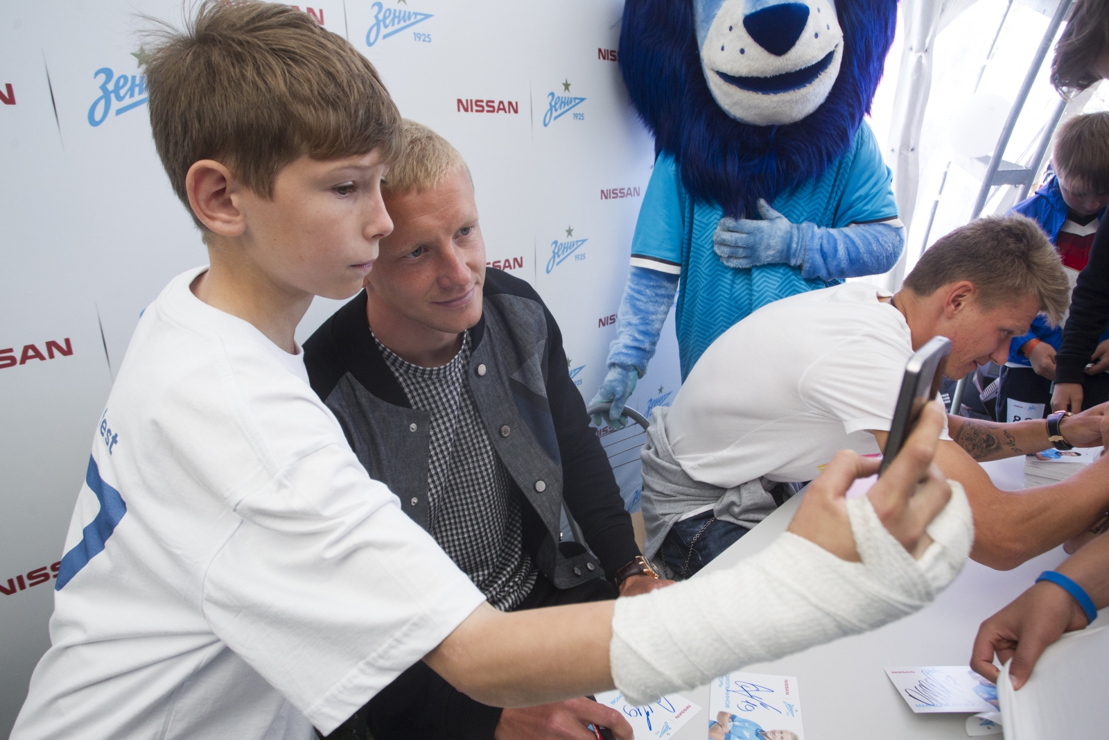 Автограф-сессия Игоря Смольникова, и Олега Шатова