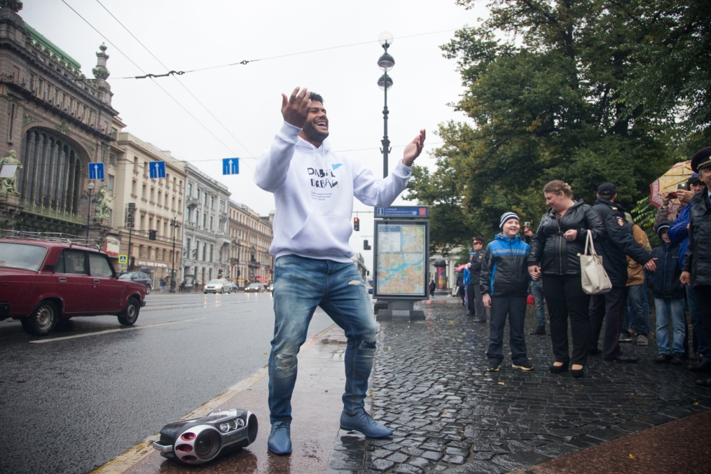 «Давай-давай!»: Халк спел на Невском проспекте, чтобы помочь больным детям