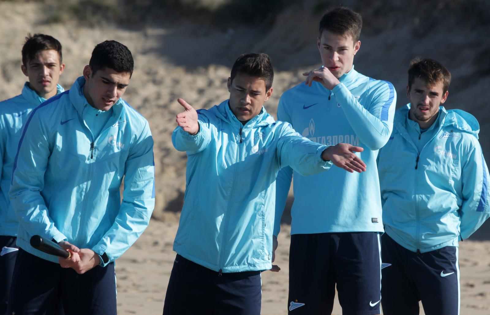 Футболисты «Зенита»-2 сыграли в лапту