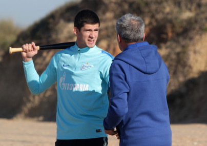 Футболисты «Зенита»-2 сыграли в лапту