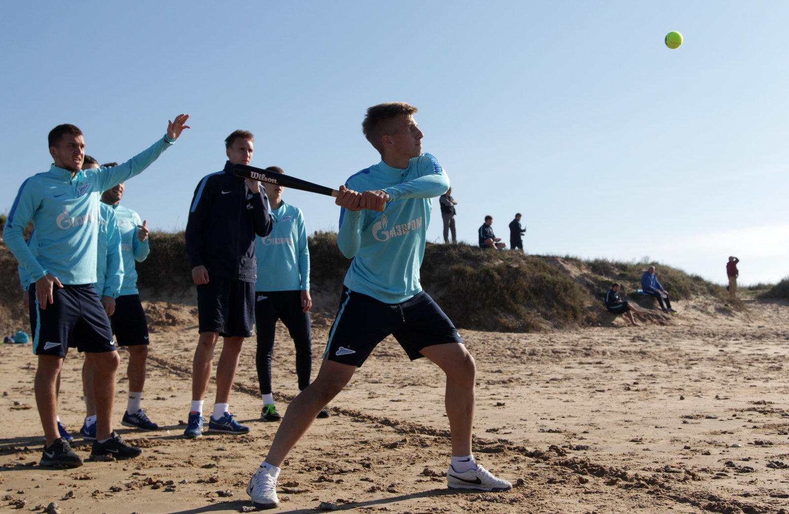 Футболисты «Зенита»-2 сыграли в лапту