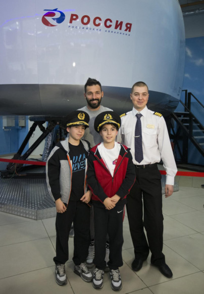 Данни с сыновьями полетал на авиатренажере Dream Aero