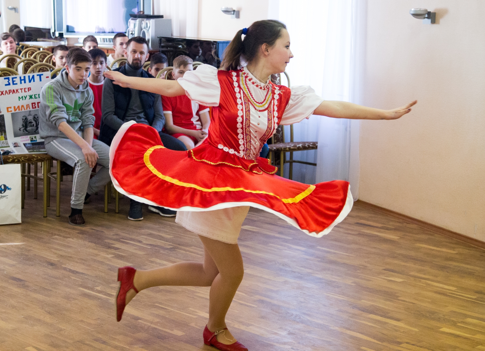 тренер «Зенита» Сергей Семак посетил Детский дом № 3