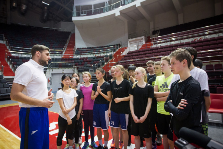 Тренировка баскетболистов «Зенита» и школьников