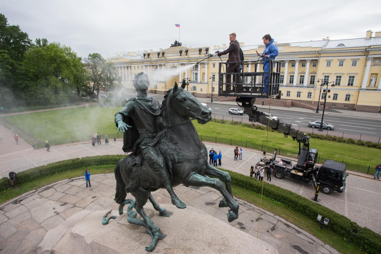 Андре Виллаш-Боаш и Вячеслав Малафеев помыли Медного всадника