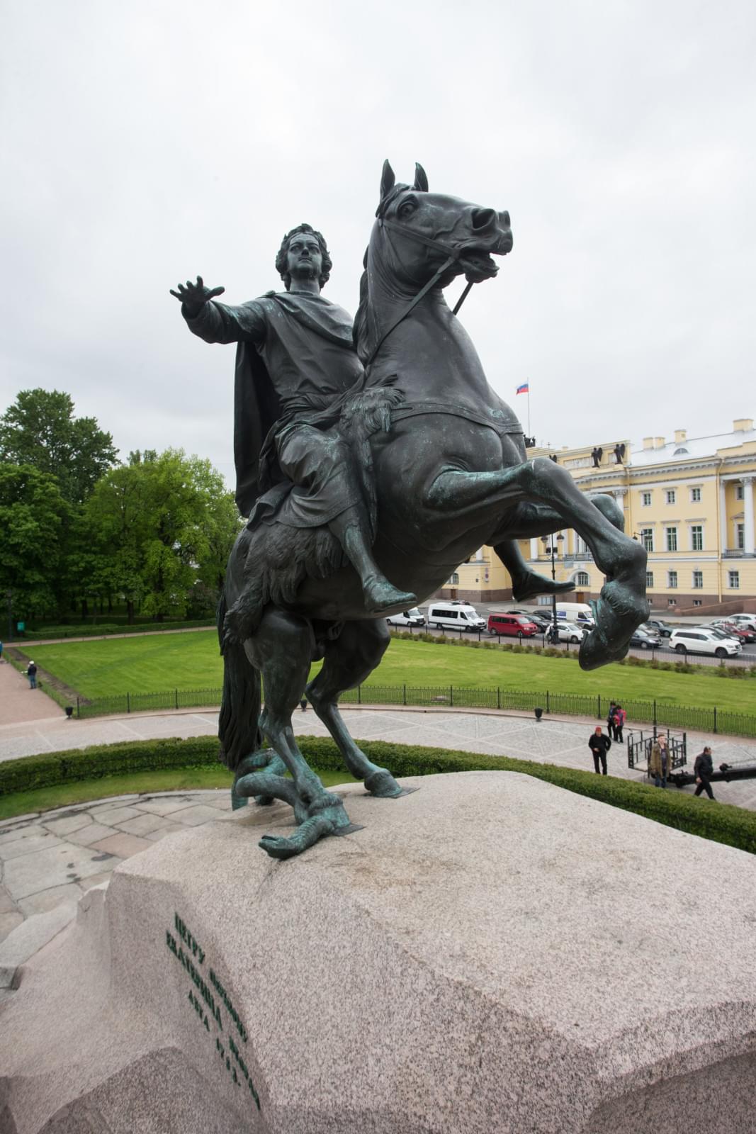 Андре Виллаш-Боаш и Вячеслав Малафеев помыли Медного всадника