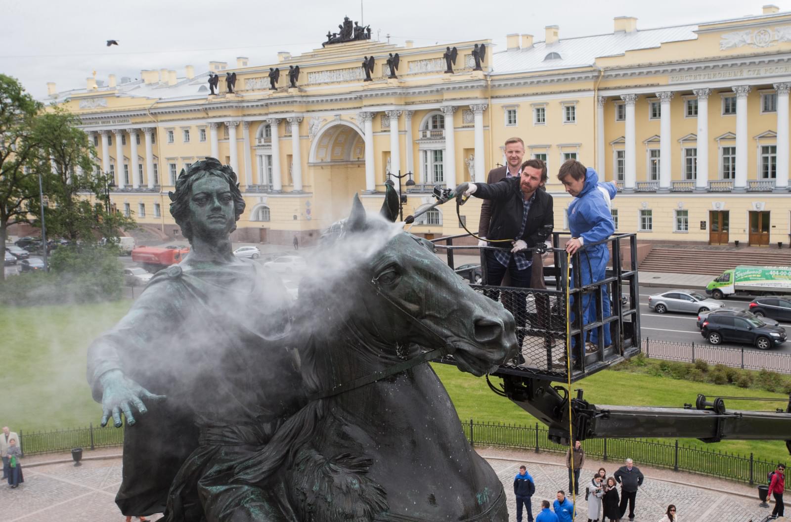 Андре Виллаш-Боаш и Вячеслав Малафеев помыли Медного всадника