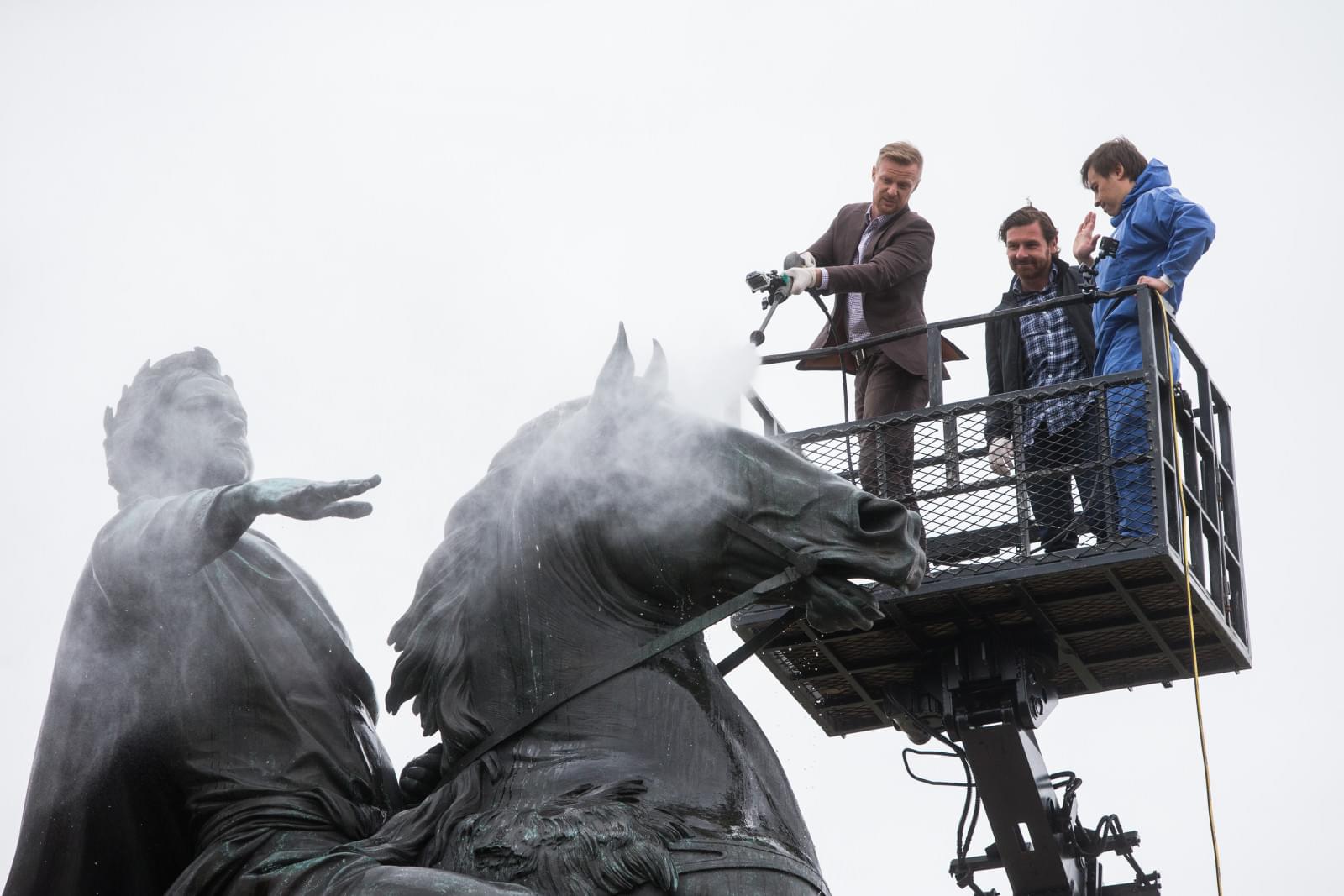 Андре Виллаш-Боаш и Вячеслав Малафеев помыли Медного всадника