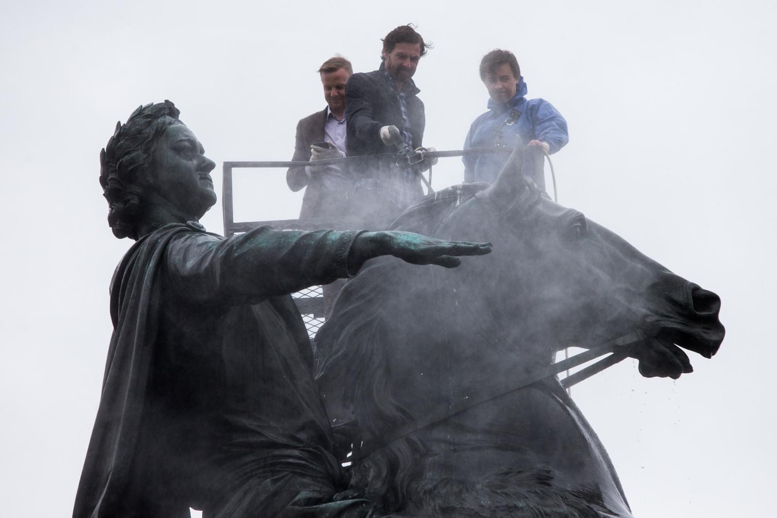 Андре Виллаш-Боаш и Вячеслав Малафеев помыли Медного всадника