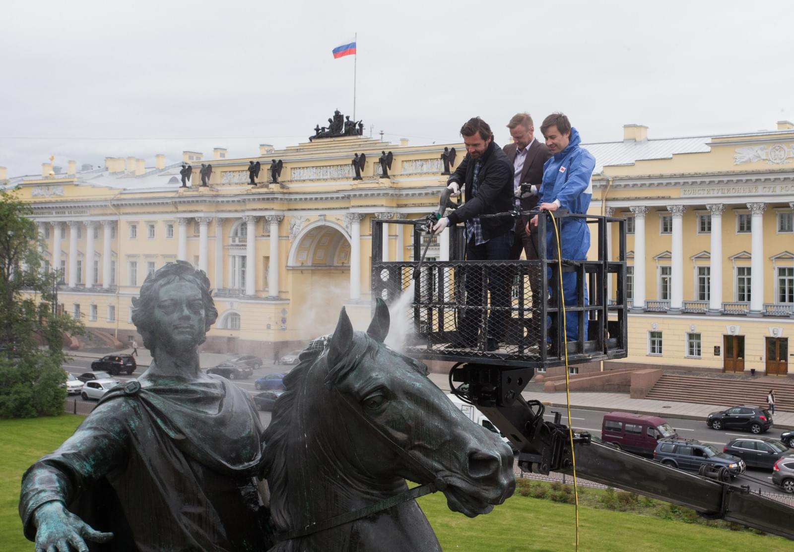 Андре Виллаш-Боаш и Вячеслав Малафеев помыли Медного всадника