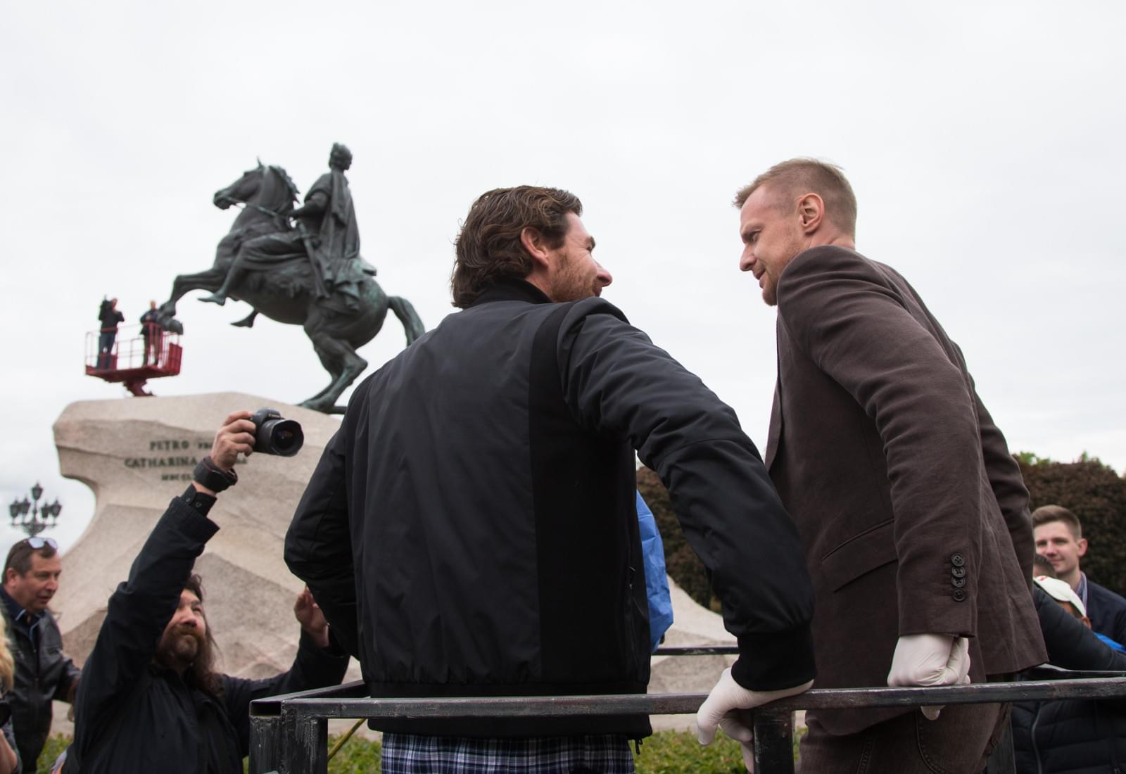 Андре Виллаш-Боаш и Вячеслав Малафеев помыли Медного всадника