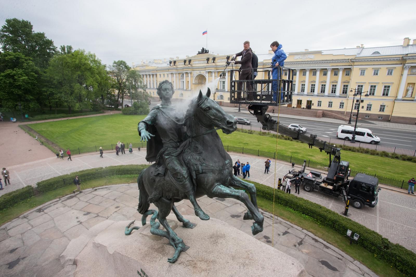 Андре Виллаш-Боаш и Вячеслав Малафеев помыли Медного всадника